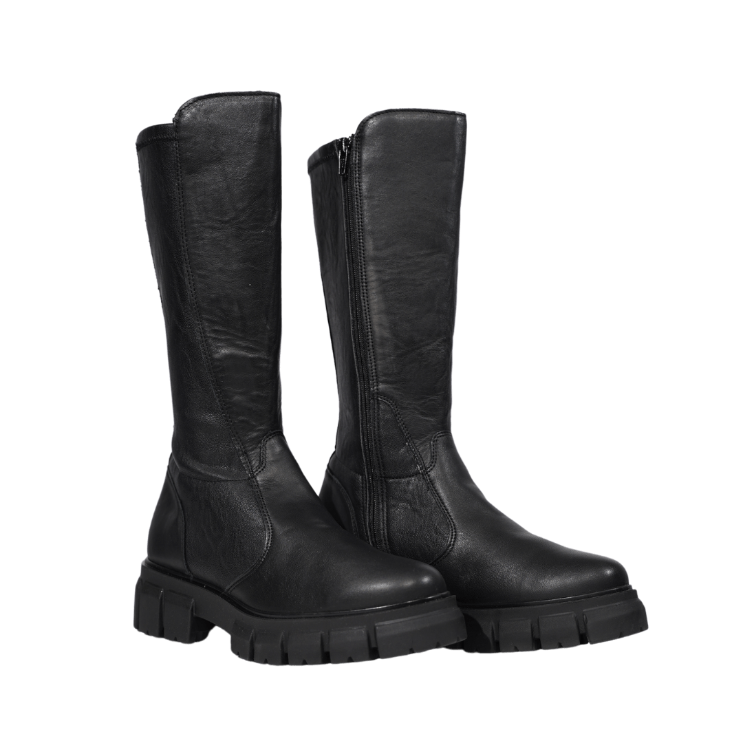 Elegant black leather high boots made in Italy, featuring thick soles for optimal comfort and durability.